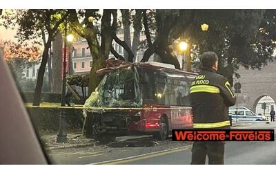 Incidente a Villa Borghese, perde controllo dell'autobus e si schianta contro un albero