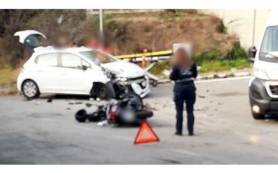Incidente a Villaggio Prenestino: scontro tra auto e motorino, feriti due...
