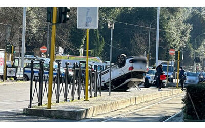 Incidente al Flaminio: taxi ribaltato dopo scontro con auto. Due feriti
