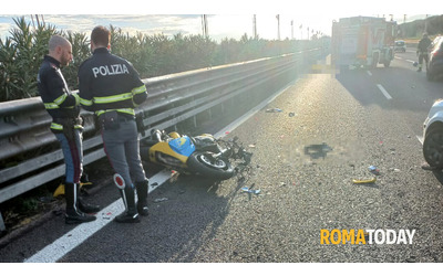 incidente roma fiumicino finisce con la moto contro un auto un morto e due feriti