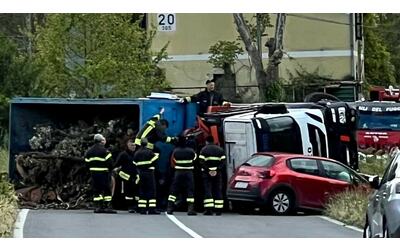 Incidente via Salaria: scontro auto-tir, camion perde carico di tronchi....