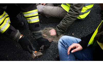 incollati con le mani sull asfalto arrestati i 12 ambientalisti che hanno bloccato l autostrada