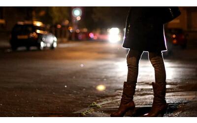 Infastidiscono prostitute: spedizione punitiva e auto spaccata a bastonate