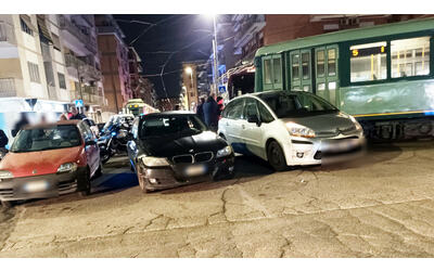 L'auto parcheggiata a centro strada che ha bloccato per un'ora i tram (e un intero quartiere)