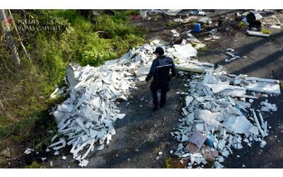 la terra dei fuochi nell ex baraccopoli del foro italico abbandonate 200 tonnellate di rifiuti speciali