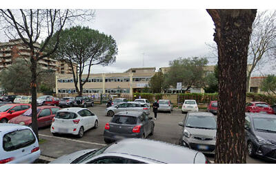 Maltempo a Roma, si allaga l'ultimo piano di una scuola. Quattro classi inagibili