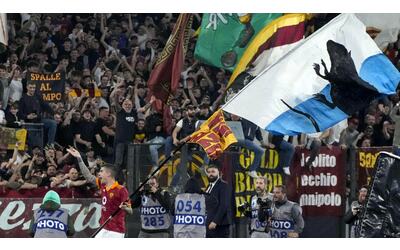 Mancini e la bandiera della Lazio con il topo: 