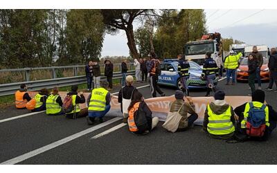 mani incollate sull asfalto convalidati arresti per gli ambientalisti che hanno bloccato l autostrada