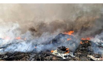 Maxi incendio ad Ardea, la discarica brucia ancora: oggi i primi rilievi per la qualità dell'aria