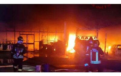 Notte di fuoco a Castel di Leva, in fiamme auto e pullman nel capannone di una società per noleggio