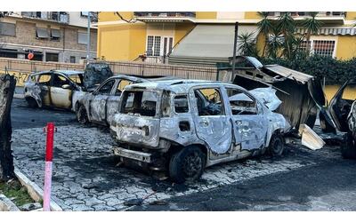 Notte di fuoco al Pigneto, quattro auto distrutte da un incendio. Indaga la polizia
