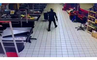 nove rapine in 3 mesi cos un bandito seriale era diventato l incubo di supermercati farmacie negozi d abbigliamento