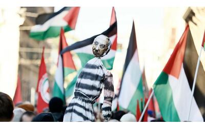 Petardi contro agenti e scritte pro-Palestina: blitz anarchico