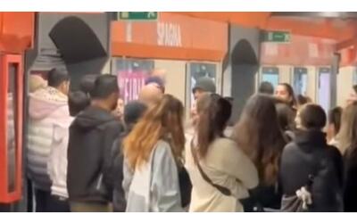 pickpocket a roma sorprende borseggiatrici nella metro a e viene accerchiato