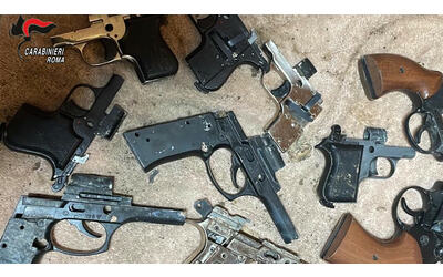 roma a mano armata ritirate 165 armi da fuoco fucili nascosti sotto al letto dei figli