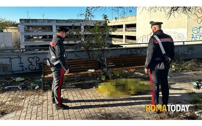 roma clochard trovato morto su una panchina indagano i carabinieri