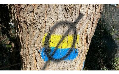 scambiano i segnavia per bandiere dell ucraina vandalizzata la via di francesco