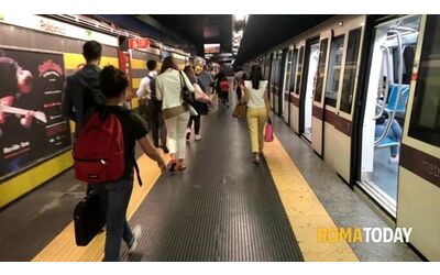 tenta il suicidio lanciandosi sui binari caos sulla metro b