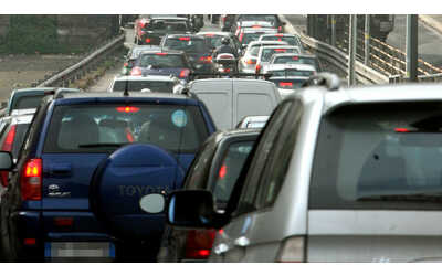 troppo smog a roma blocco del traffico il 22 e 23 dicembre ecco chi non pu circolare