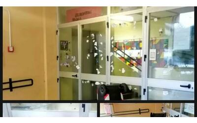 vandali alla scuola del torrino strappati i nomi delle vittime di femminicidio dal portone d ingresso