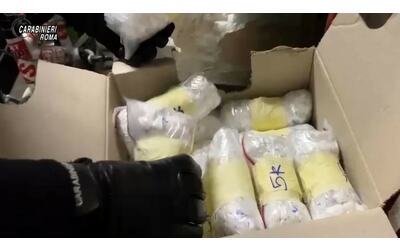 video cinquemila dosi di cocaina nel garage delle case popolari giro d affari da 150mila euro