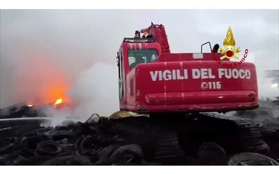 VIDEO | Il cimitero di pneumatici bruciati nella discarica incendiata ad Ardea