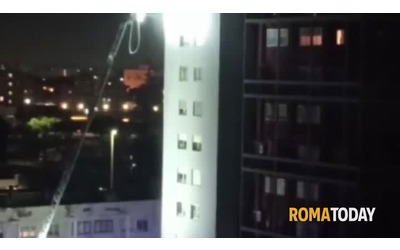 video incendio nel grattacielo spento la mattina si riaccende dopo 10 ore fumo invade la palazzina