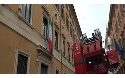 VIDEO | Roma, cade calcinaccio dal tetto di palazzo Madama
