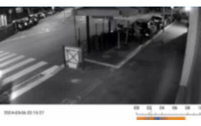 video sale sul marciapiedi e ruba i tavolini del bar ladro filmato in azione