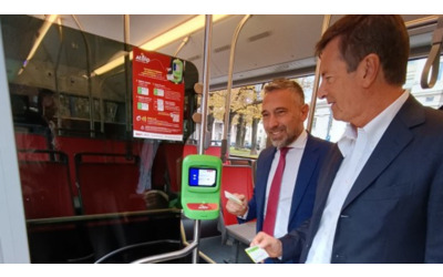 bergamo debutta atbip il sistema di bigliettazione elettronica per autobus tram e funicolari