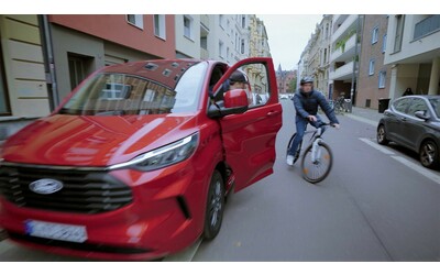 Una tecnologia per prevenire incidenti con ciclisti: l’Exit Warning debutta sul Ford Transit Custom