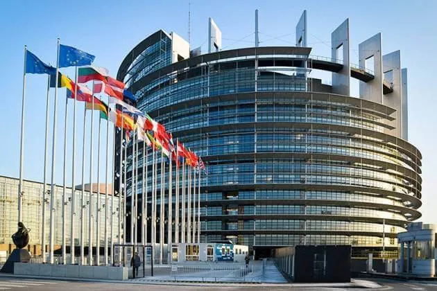 AI Act: accordo tra Parlamento e Consiglio Ue su rinvio obblighi. Stop alle app “nudifier”