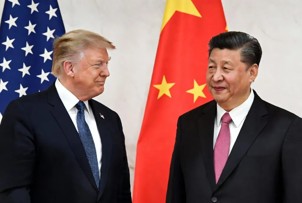Trump e Xi a Pechino: il vertice dei sorrisi, degli accordi fantasma e della guerra tecnologica che non si ferma