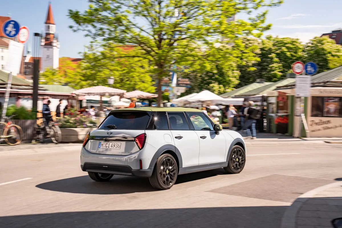 MINI Paul Smith Edition, l’edizione speciale dall’eleganza british