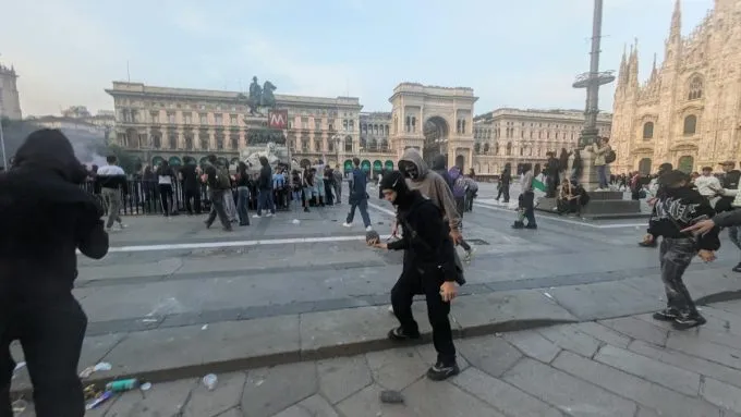 A Milano ci sono scontri in piazza del Duomo, dove era in corso una manifestazione contro il carovita