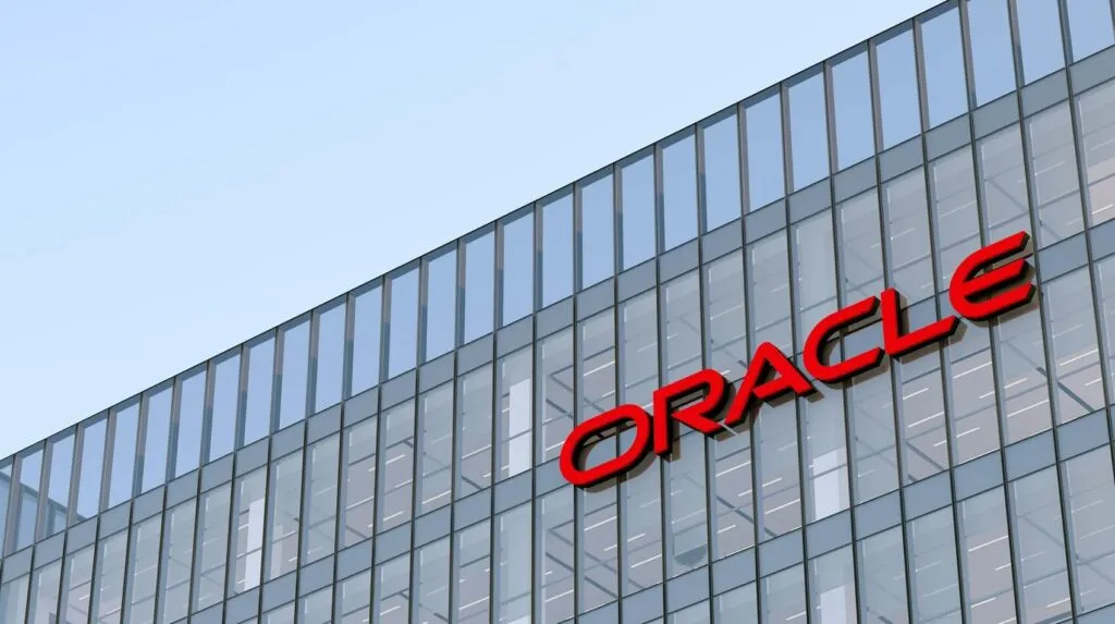 Oracle, il capitalismo algoritmico e il licenziamento via VPN