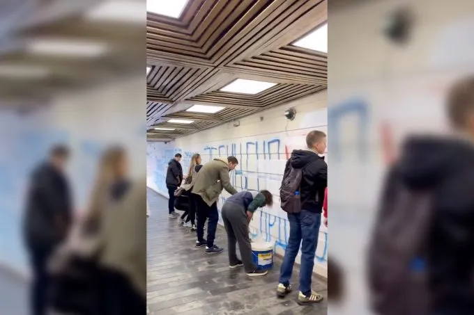 Gli studenti serbi che puliscono i graffiti nazionalisti a Belgrado