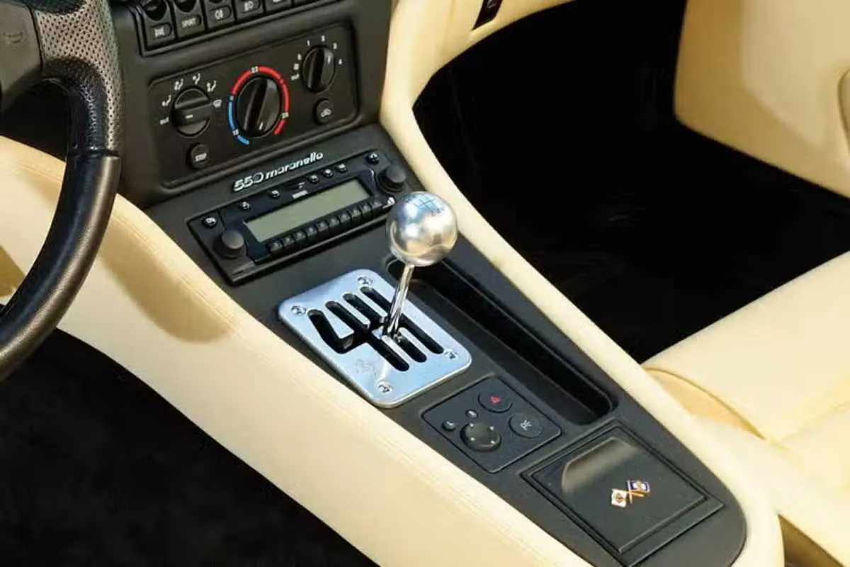 Ferrari, ritorna il cambio manuale? L’idea di una frizione fake divide