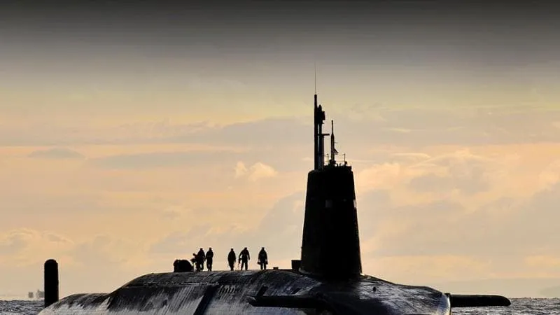 Regno Unito, tre sottomarini nucleari su quattro in missione. I media: “Inusuale”. Ma c’è un perché