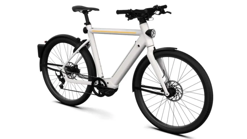 Volkswagen lancia una e-bike che punta forte sulla sicurezza con telecamera posteriore e casco smart