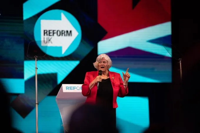 Nel Regno Unito l’uomo incriminato per l’omicidio della portavoce di Reform UK è accusato di aver pianificato un attacco anche contro Nigel Farage