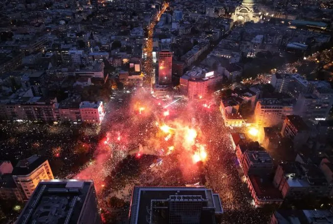 La gigantesca manifestazione degli studenti serbi a Belgrado