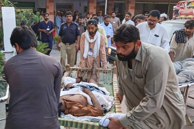 Almeno 12 persone sono state uccise e circa trenta ferite in un attacco suicida in Pakistan