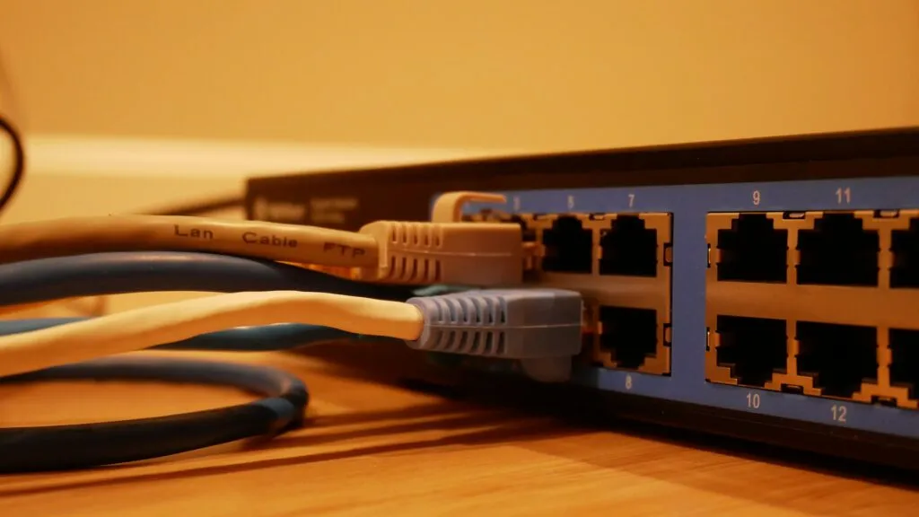 296.000 router sotto controllo degli hacker: la botnet invisibile che trasforma la tua casa in un’arma digitale