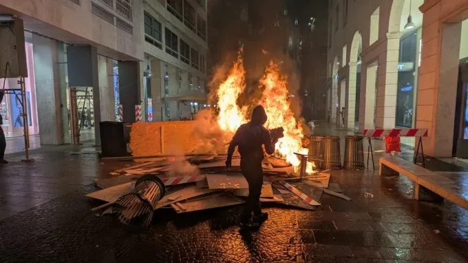 Perché i disordini a Milano sono sfuggiti al controllo della polizia