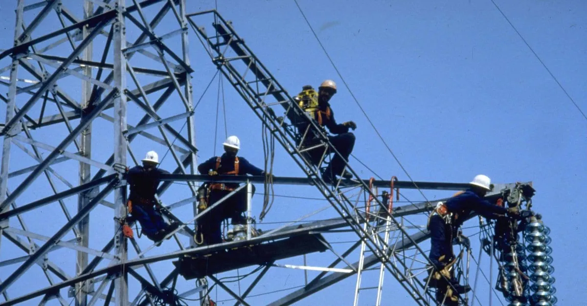 Mille assunzioni, nuovo orario, più indennità: Enel trova l’accordo con i sindacati su E-Distribuzione