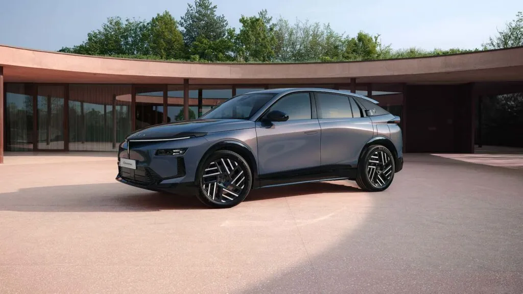 Lancia Gamma segna il ritorno dell’ammiraglia con powertrain elettrici fino a 740 km di autonomia