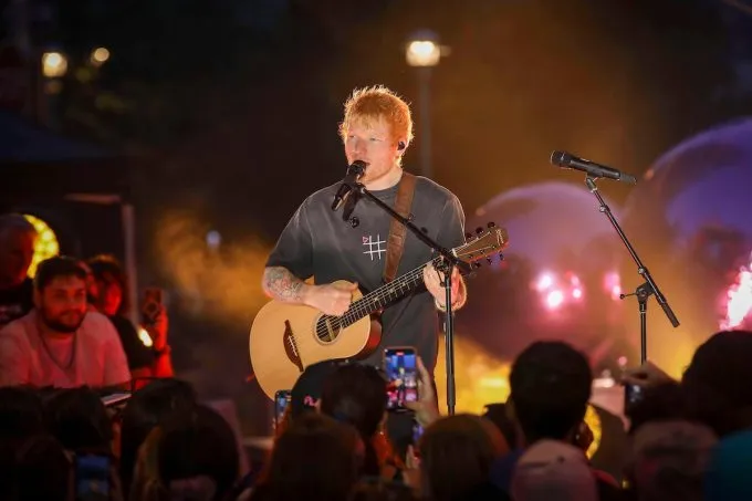 Cosa ha detto Ed Sheeran al primo concerto del suo tour da cui è stato escluso Macklemore
