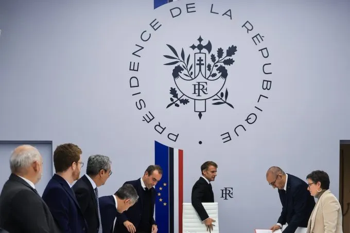 Emmanuel Macron ha detto che in Francia potrebbero essere vietate «alcune manifestazioni» per proteggere le città dalla violenza