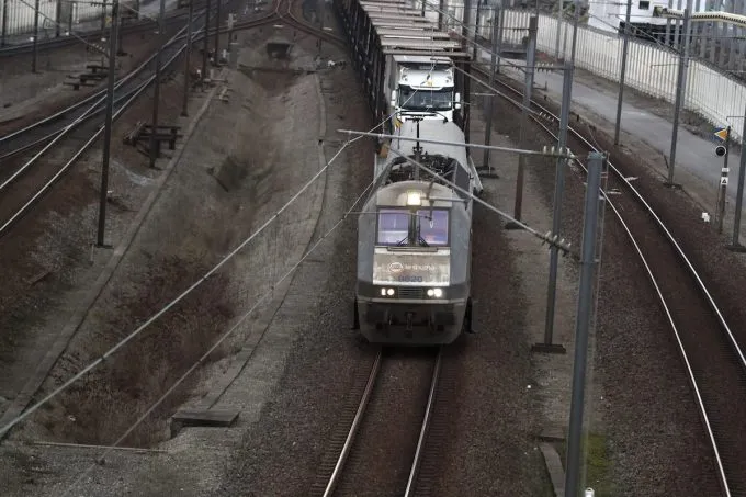 C’è stato un incidente tra un bus e un treno all’ingresso del tunnel della Manica, dal lato francese: ci sono 19 feriti